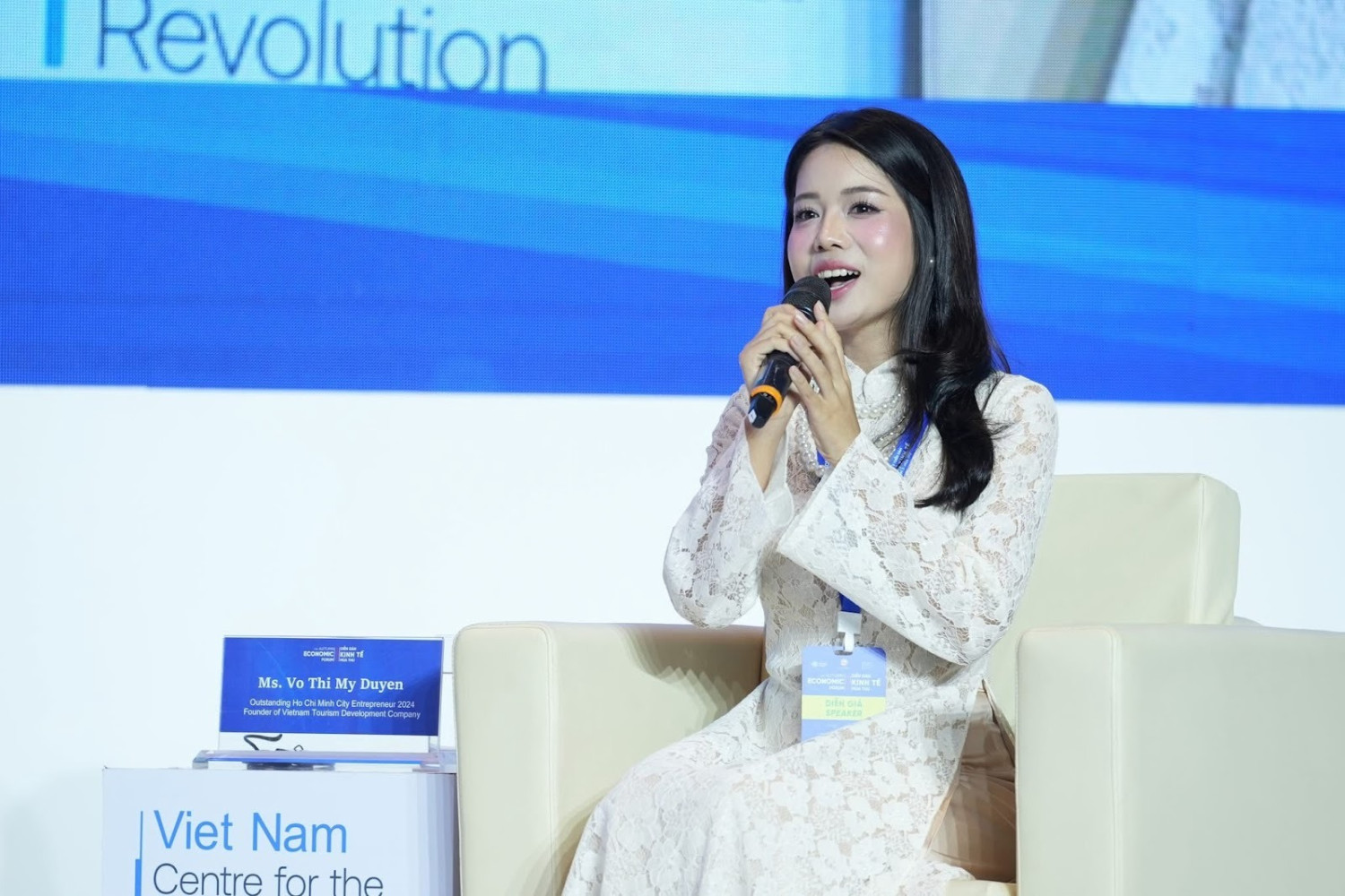 Thạc sĩ Võ Thị Mỹ Duyên - đại diện duy nhất cho các nhà khởi nghiệp trẻ tại Việt Nam chia sẻ tại Diễn đàn